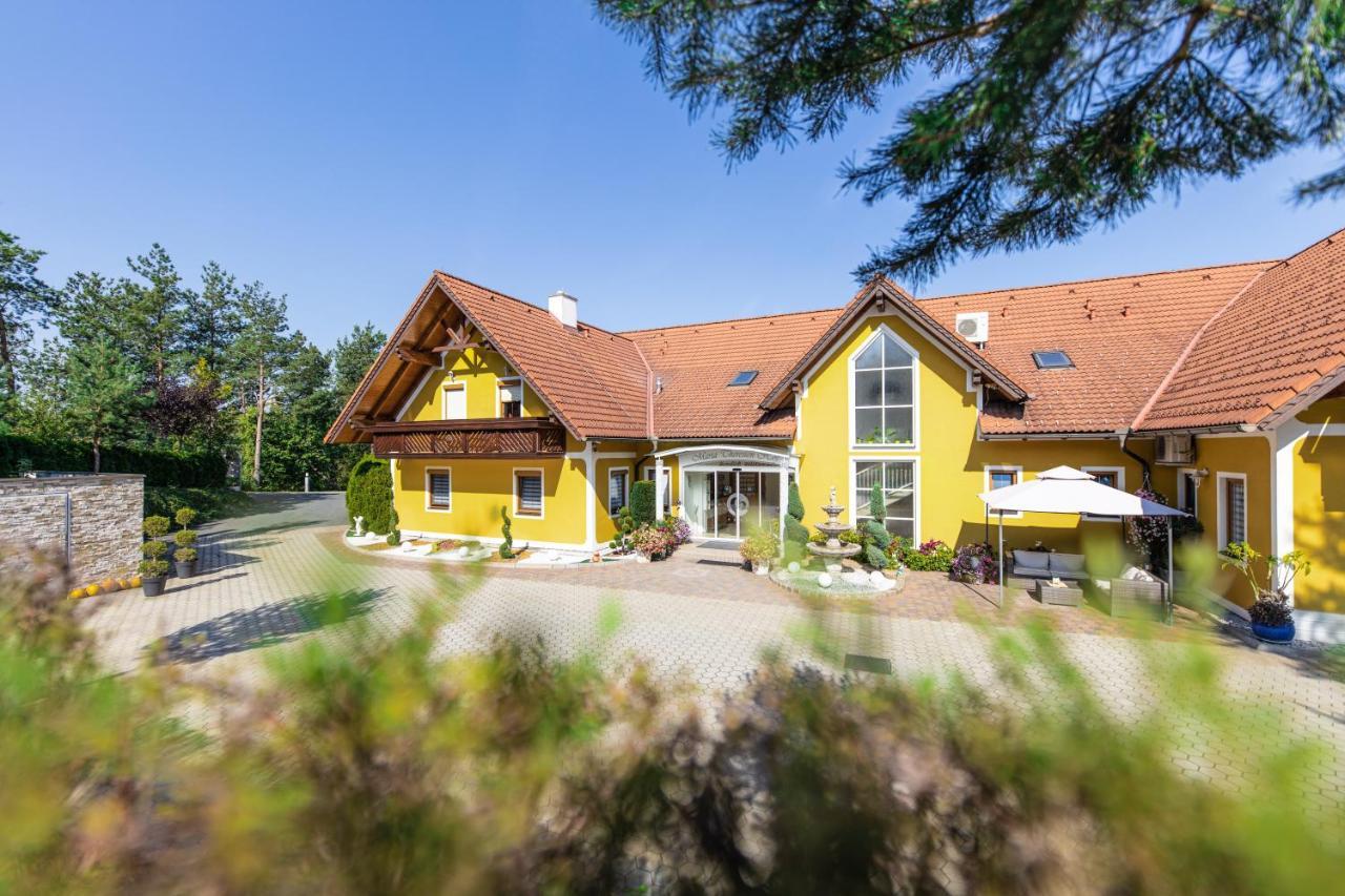 Maria Theresien Hof Loipersdorf Jennersdorf Exterior photo